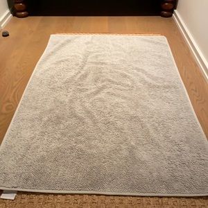 Silver grey bath mat